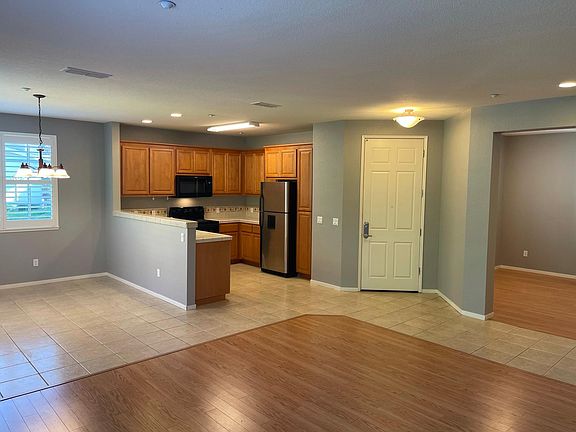 3rd image of 12 Oak Grove Dr APT 102