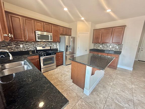 5th image of 1661 Panorama Dr