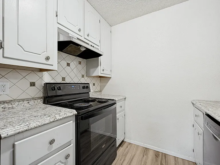 806 W Belden St — Photo 5