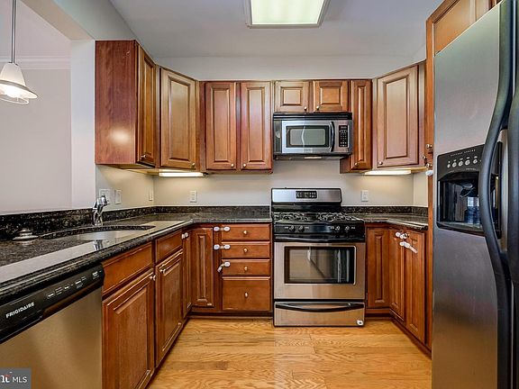 4th image of 38 Maryland Ave #Penthouse 602