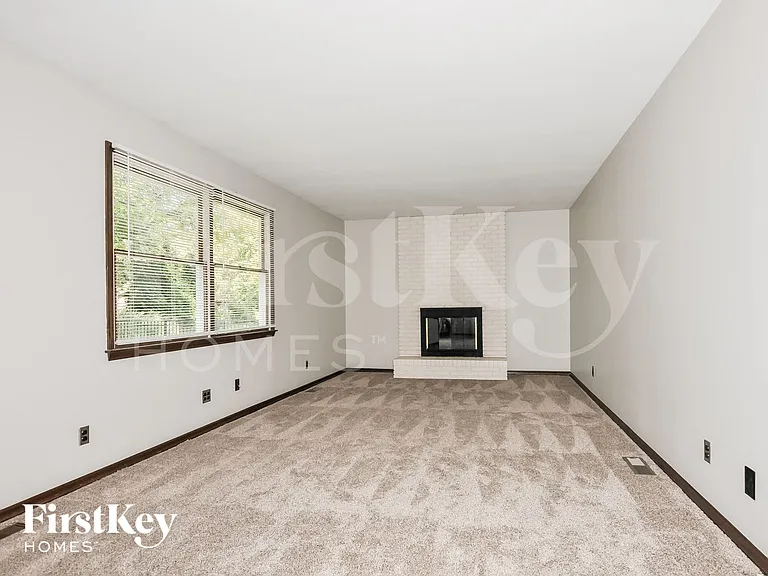 1005 Lancaster Dr — Photo 4