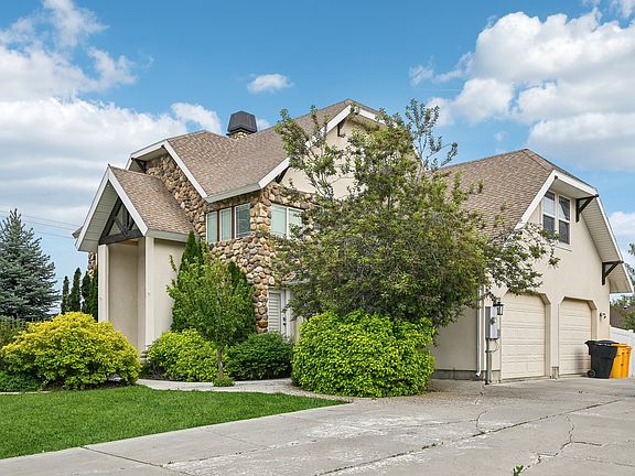 Two car garage with additional RV/boat parking pad off of driveway