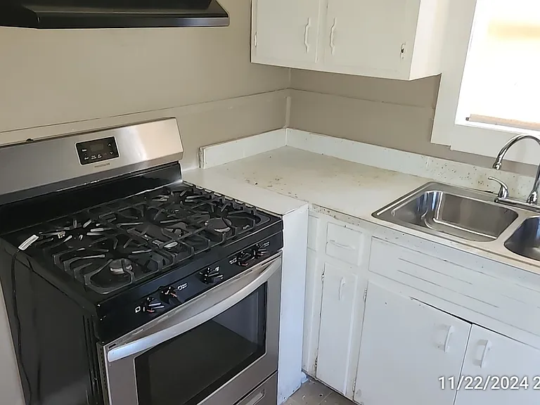 716 Bronson St — Photo 14