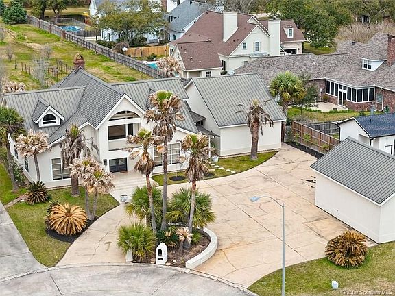 3rd image of 2700 Bocage Ln
