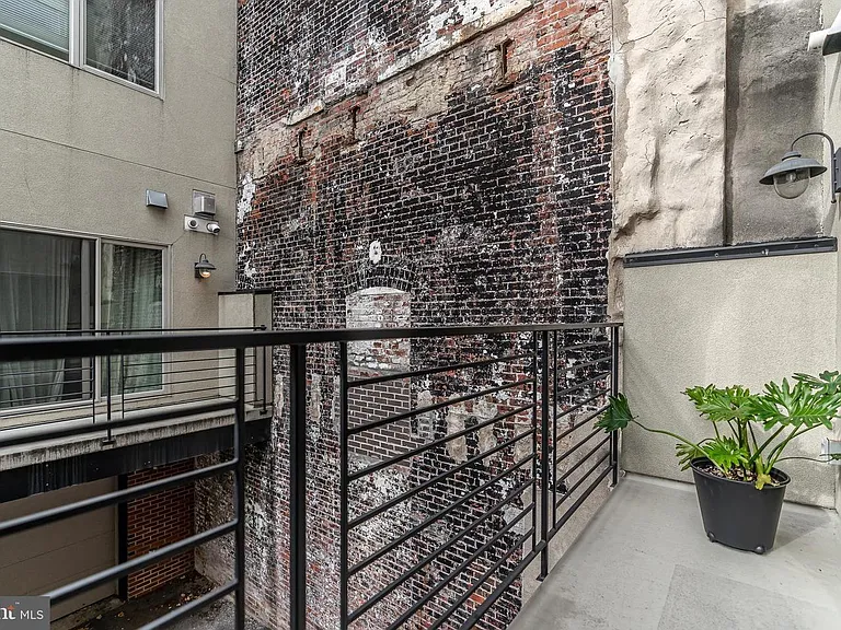 608 N American St — Photo 19