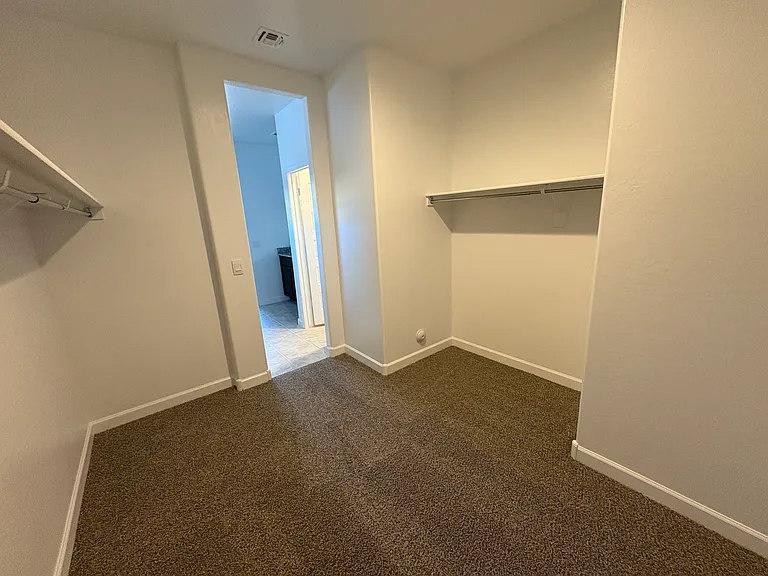 WALK IN CLOSET