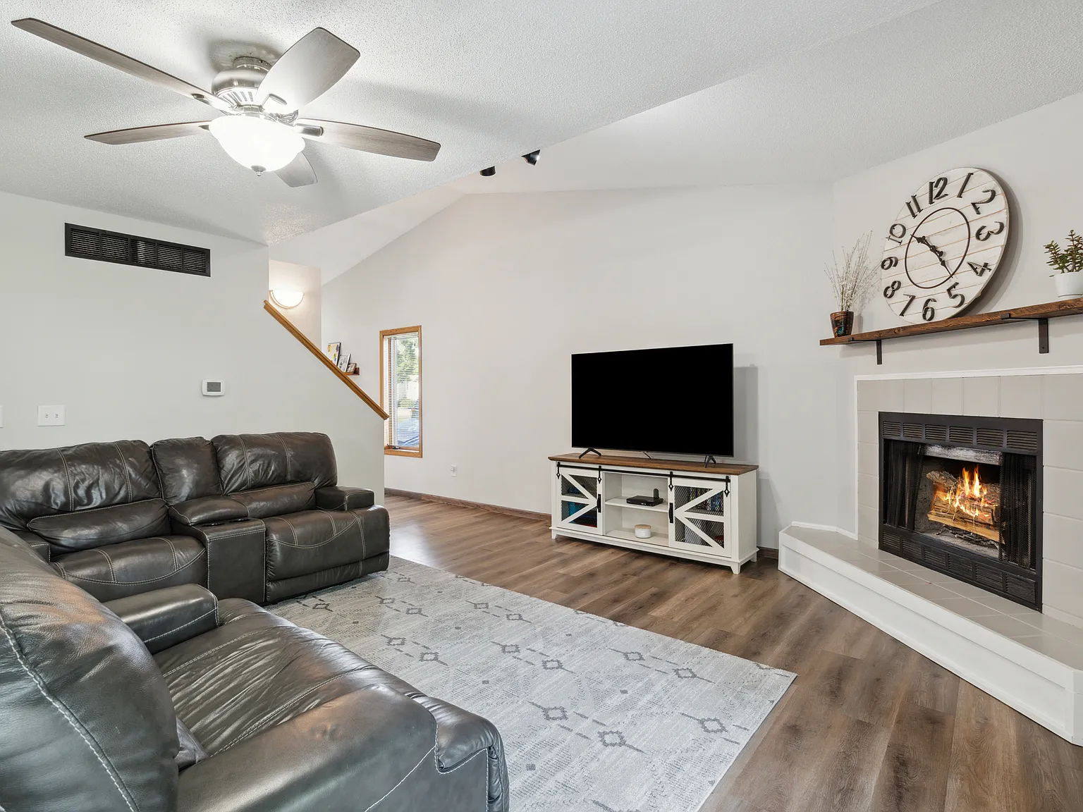 3 bed, 2.5 bath, 1832 sqft, $2,250 — Photo 3
