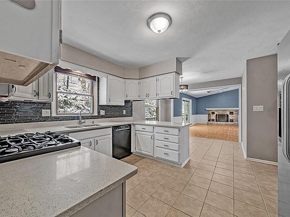 5th image of 125 Apple Hill Dr