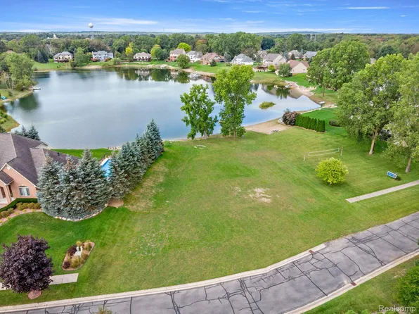 4544 Coastal Pkwy, White Lake, MI 48386