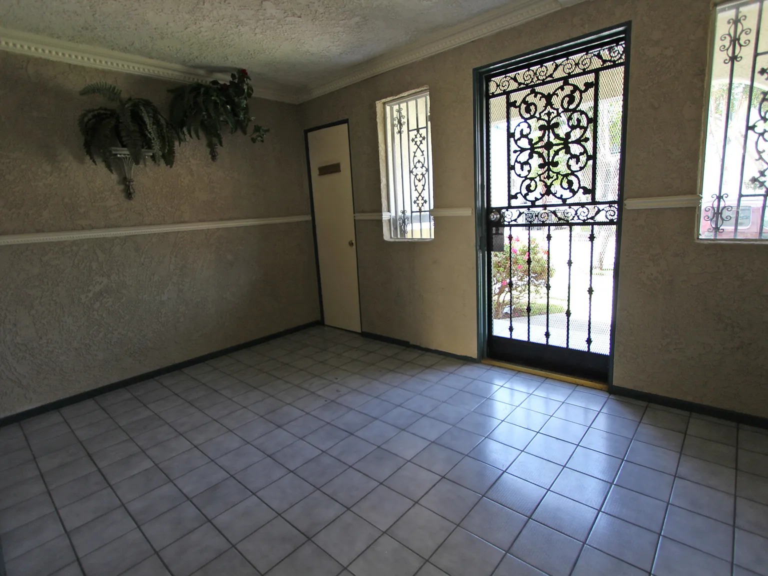 3 bed, 1100 sqft, $2,945 — Photo 4
