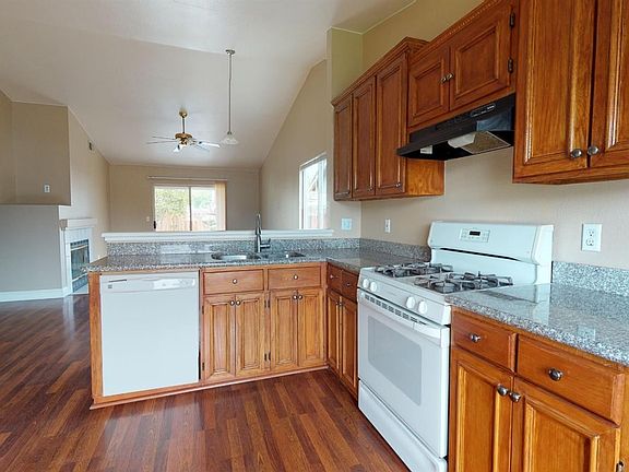4th image of 1014 Eucalyptus Ave