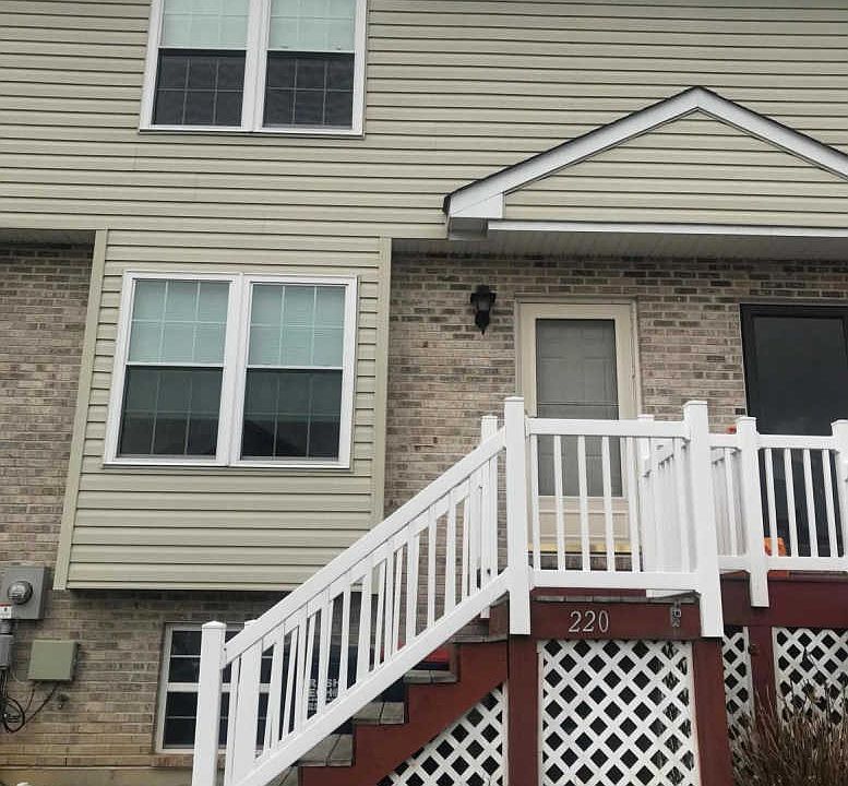 1st image of 220 Edgerow Dr