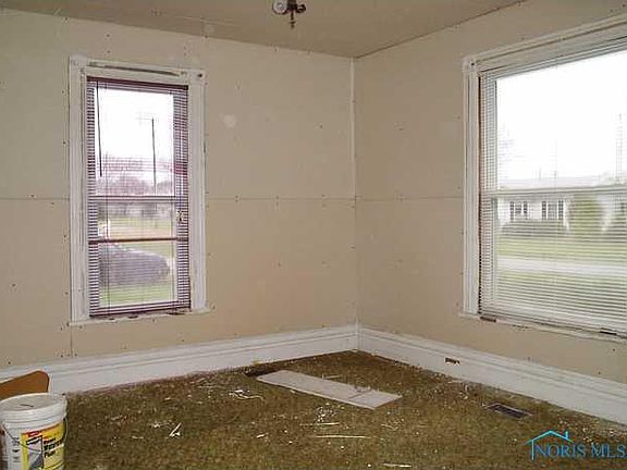 4th image of 112 Manhattan Ave