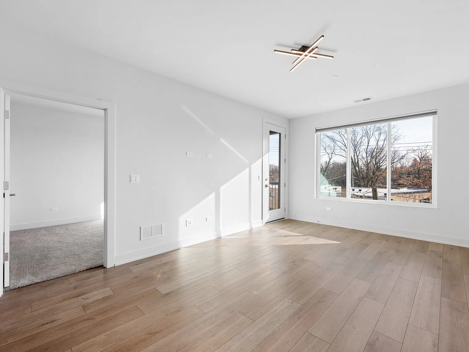 1 bed, 1008 sqft, $2,671 — Photo 3