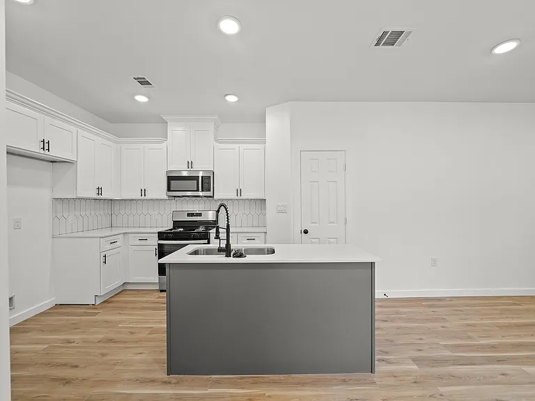 1512 W Blum St #A — Photo 12
