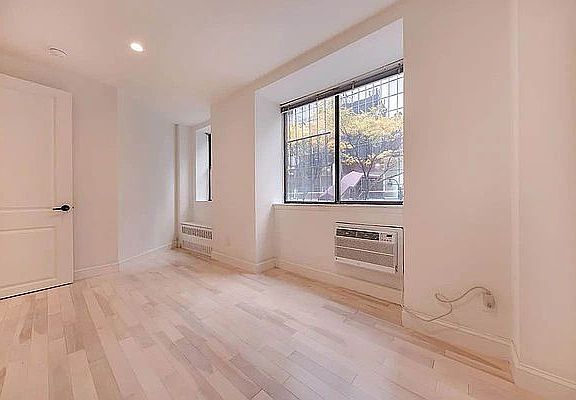 3rd image of 114 E 40th St APT 2B