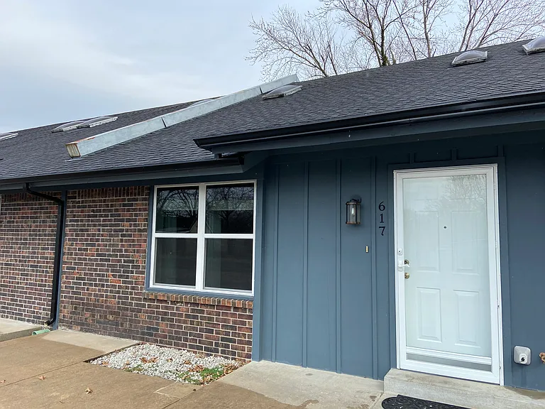 617 S Broadway St — Photo 1