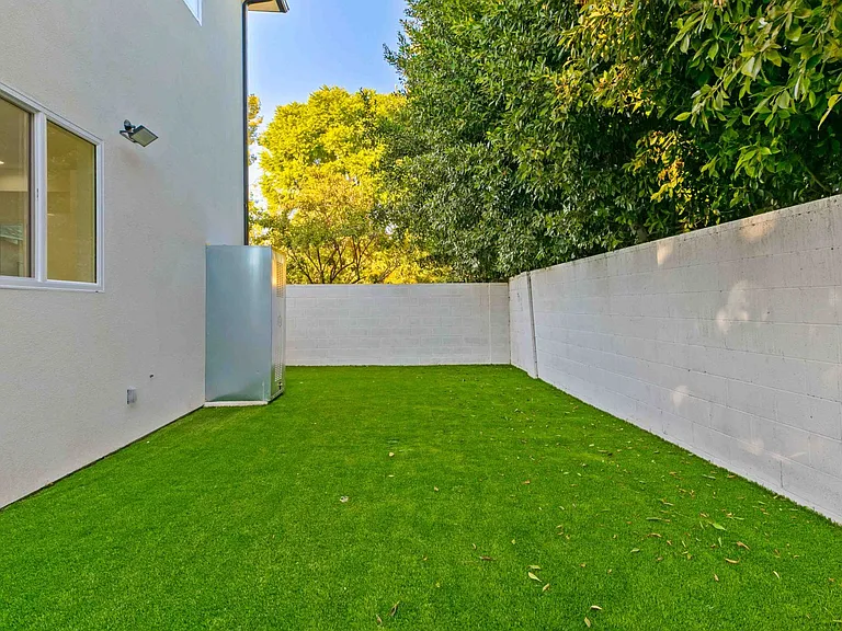 6846 Cedros Ave — Photo 25