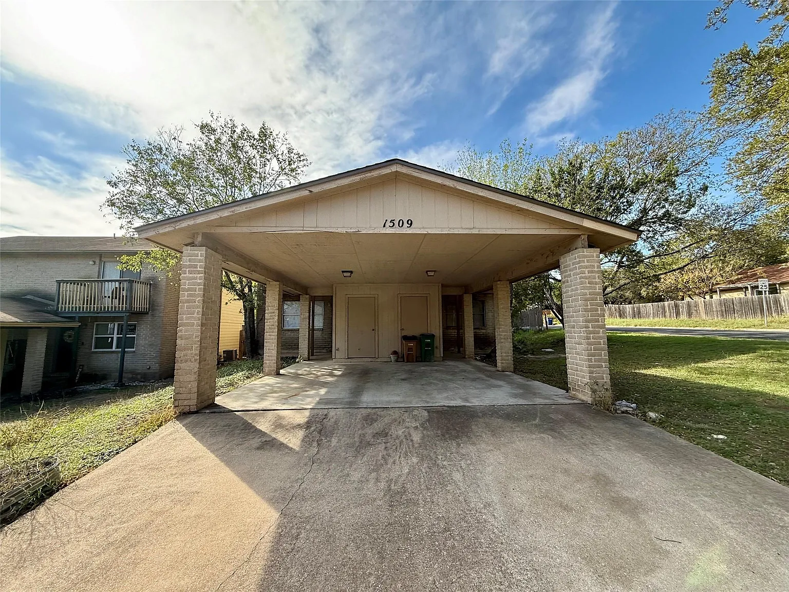 2 bed, 1.5 bath, 2128 sqft, $1,700 — Photo 1