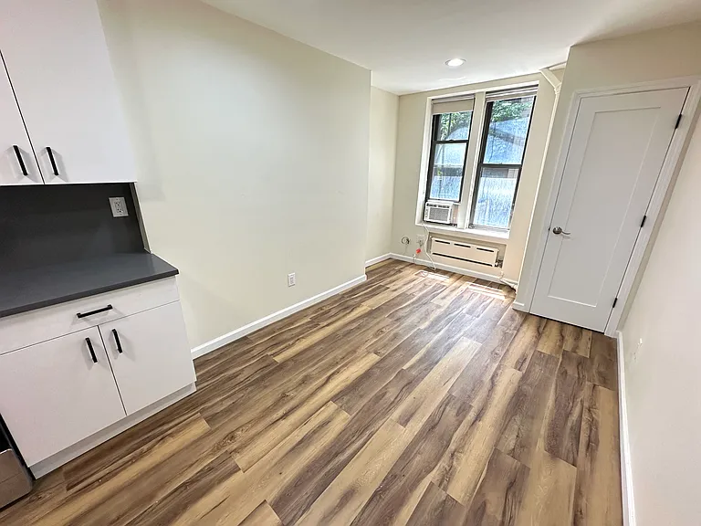 320 E 6th St #1R — Photo 14