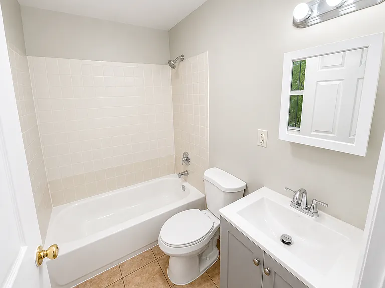 10-12 Nursery St #1R — Photo 4