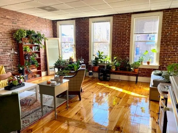 25 N Pleasant St APT 2S, Amherst, MA 01002