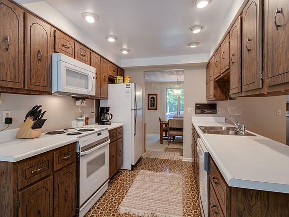 4th image of 412 Beechgrove Dr