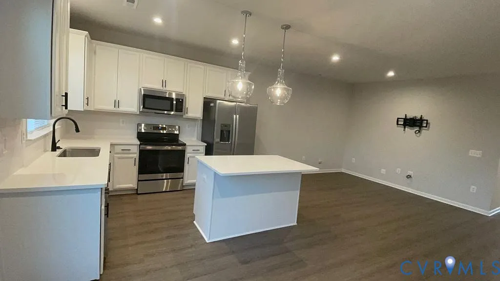 3 bed, 2.5 bath, 2174 sqft, $2,350 — Photo 2