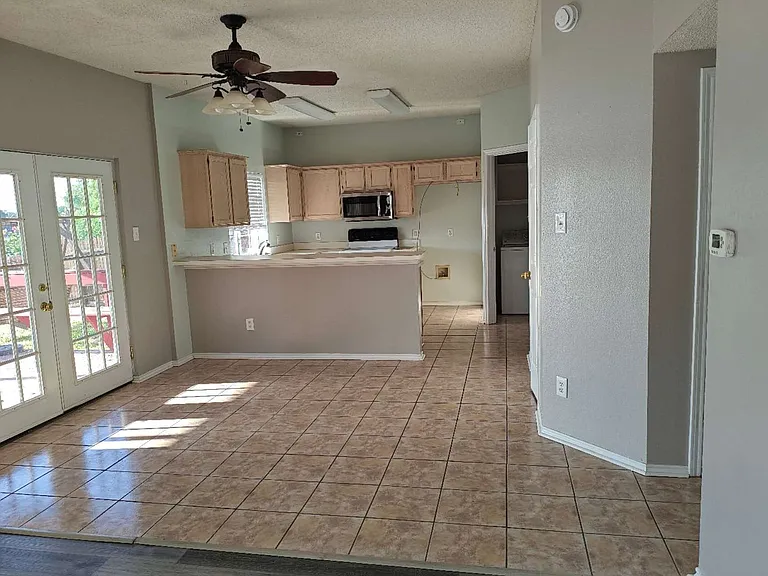 1423 Lakeshore Dr — Photo 4
