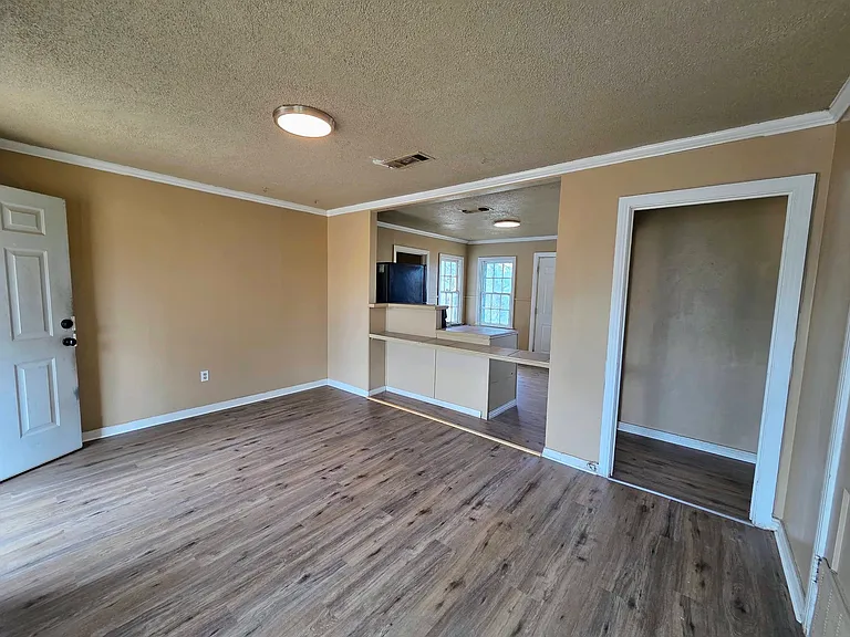 1319 Sycamore St — Photo 7