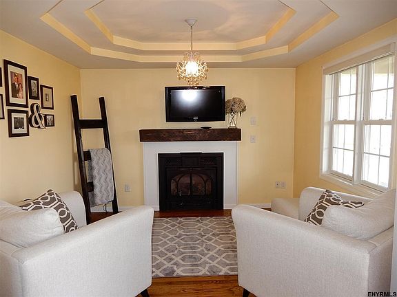 2nd image of 7 Munger Hill Rd