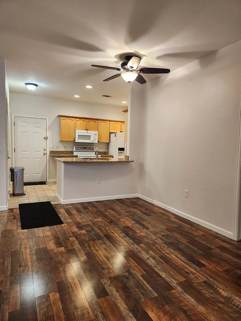 Stylish 2 Bed, 2 Bath Main-Floor Condo Unbeatable Location Near Parker & Quincy! — Photo 4