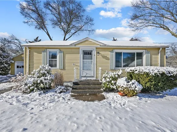 5 Grand View Dr, Warwick, RI 02886
