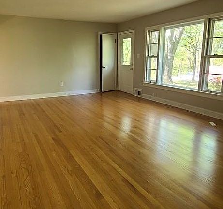 4th image of 814 Forest St