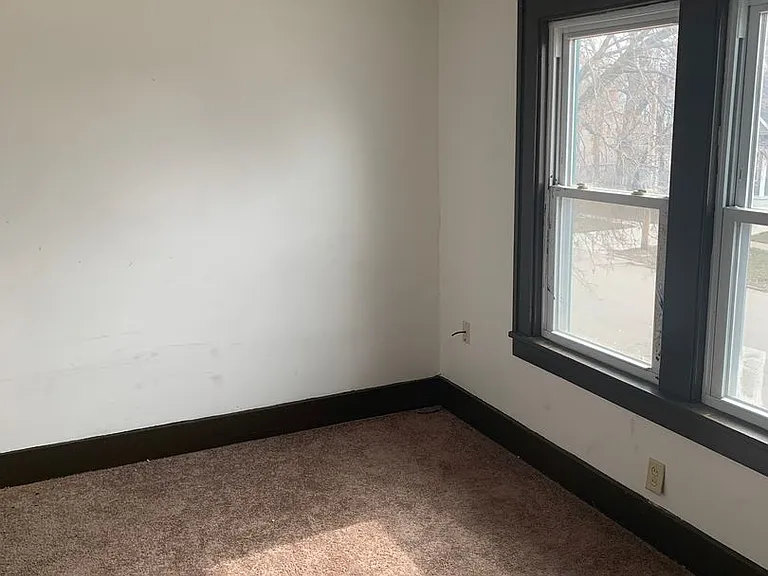 302 Clay St — Photo 3