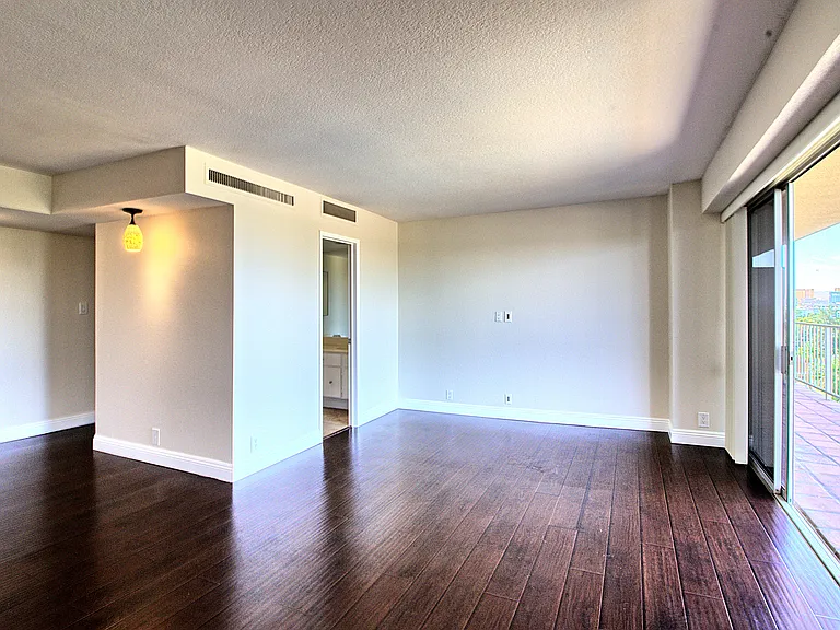 3111 Bel Air Dr #8E — Photo 16