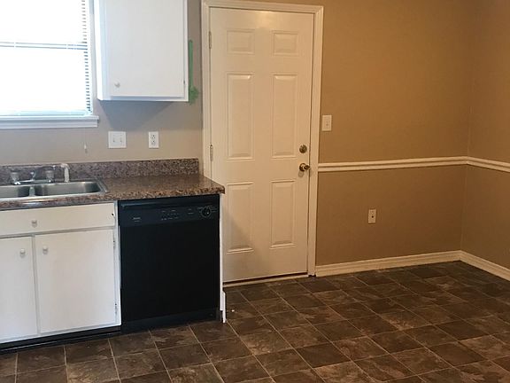 3rd image of 900 Kingsbury Dr