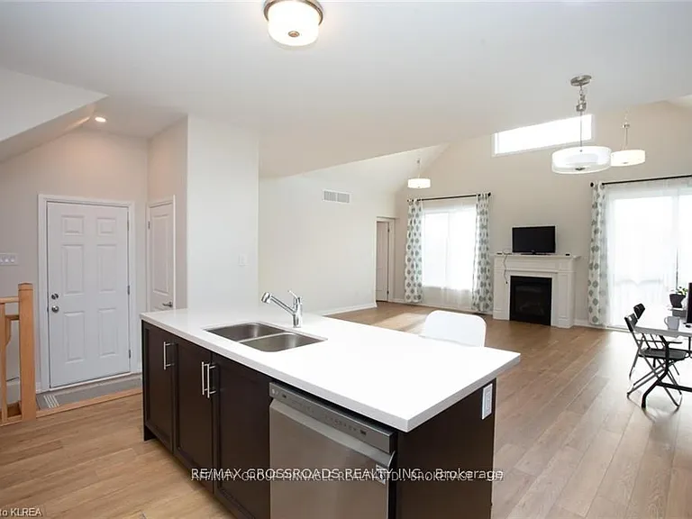 535 Macintosh Grv — Photo 11