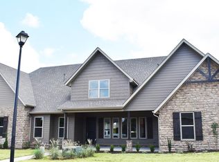 1679 S Coopers Cv, Fayetteville, AR 72701