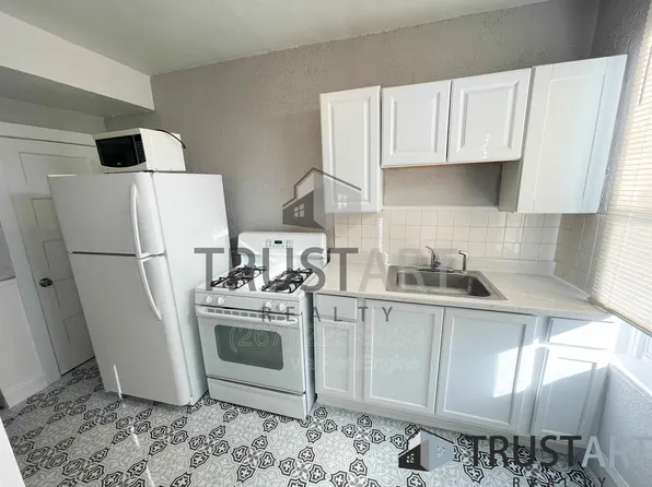 7152 Theodore St, Philadelphia, PA 19142