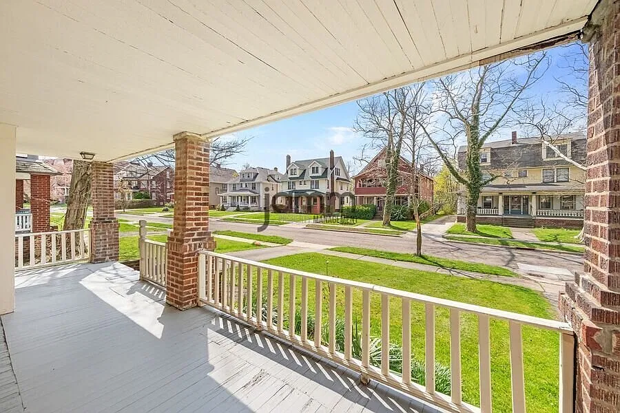 3 Bedroom / 1 Bathroom in Cleveland Heights — Photo 4
