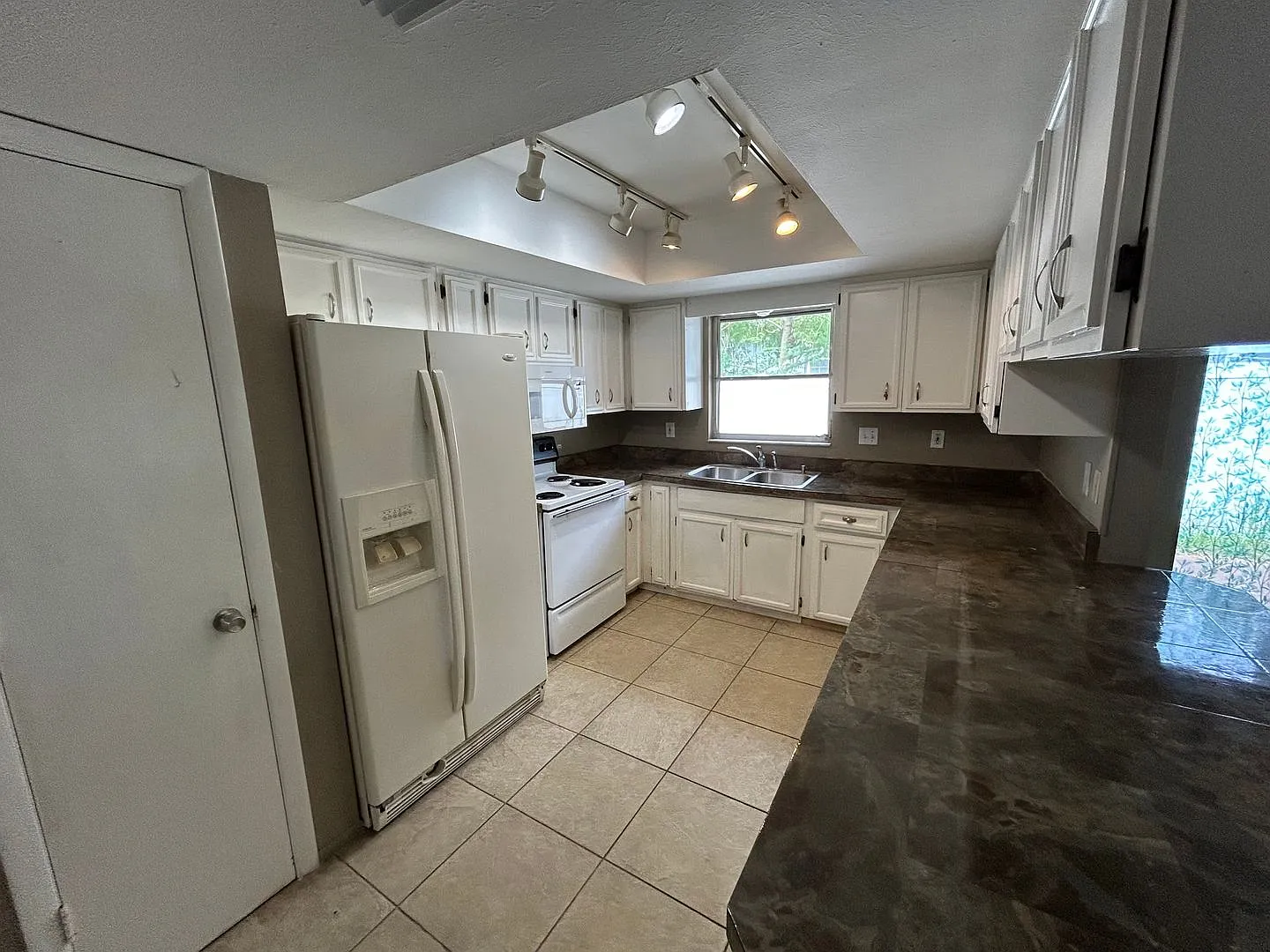 4/2 Home conveniently located in Sarasota near Beaches, Jungle Gardens, Airport & Downtown! — Photo 2