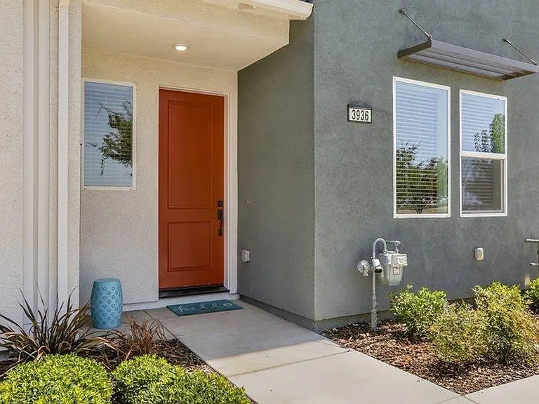 3936 E Commerce Way — Photo 2