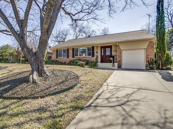 2nd image of 813 Dumont Dr