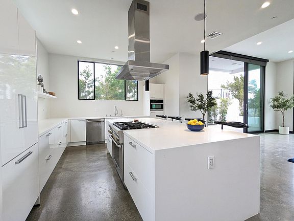 4th image of 1136 W 18th St