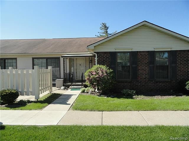 1st image of 40633 Newport Dr