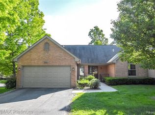 944 Woodridge Hills Dr, Brighton, MI