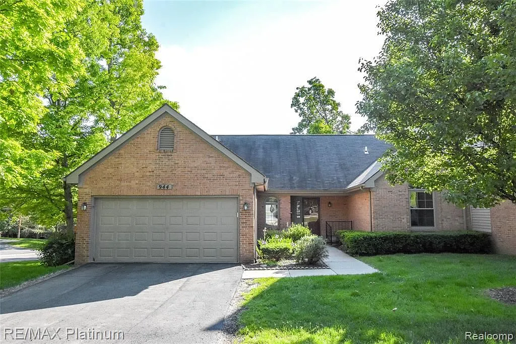 944 Woodridge Hills Dr photo 1