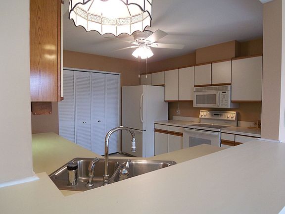 4th image of 213 Island Cove Ct APT A