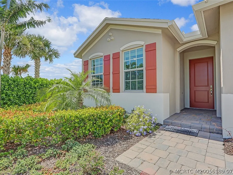 1630 NE Skyhigh Ter